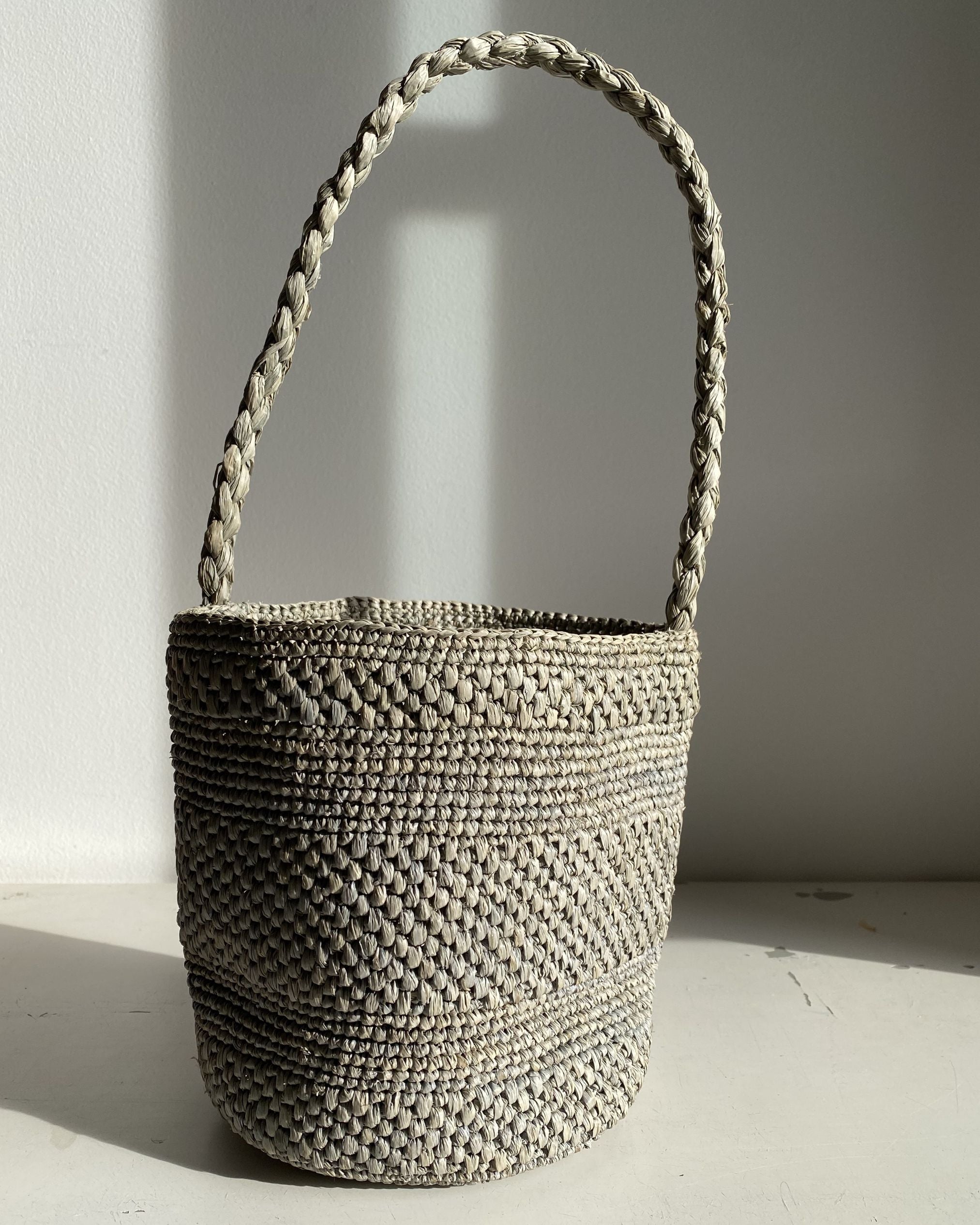 Petit sac seau en raphia crochet coloris bleu clair vue de face