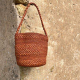 Petit sac seau en crochet de raphia terracotta fait main, vue de face