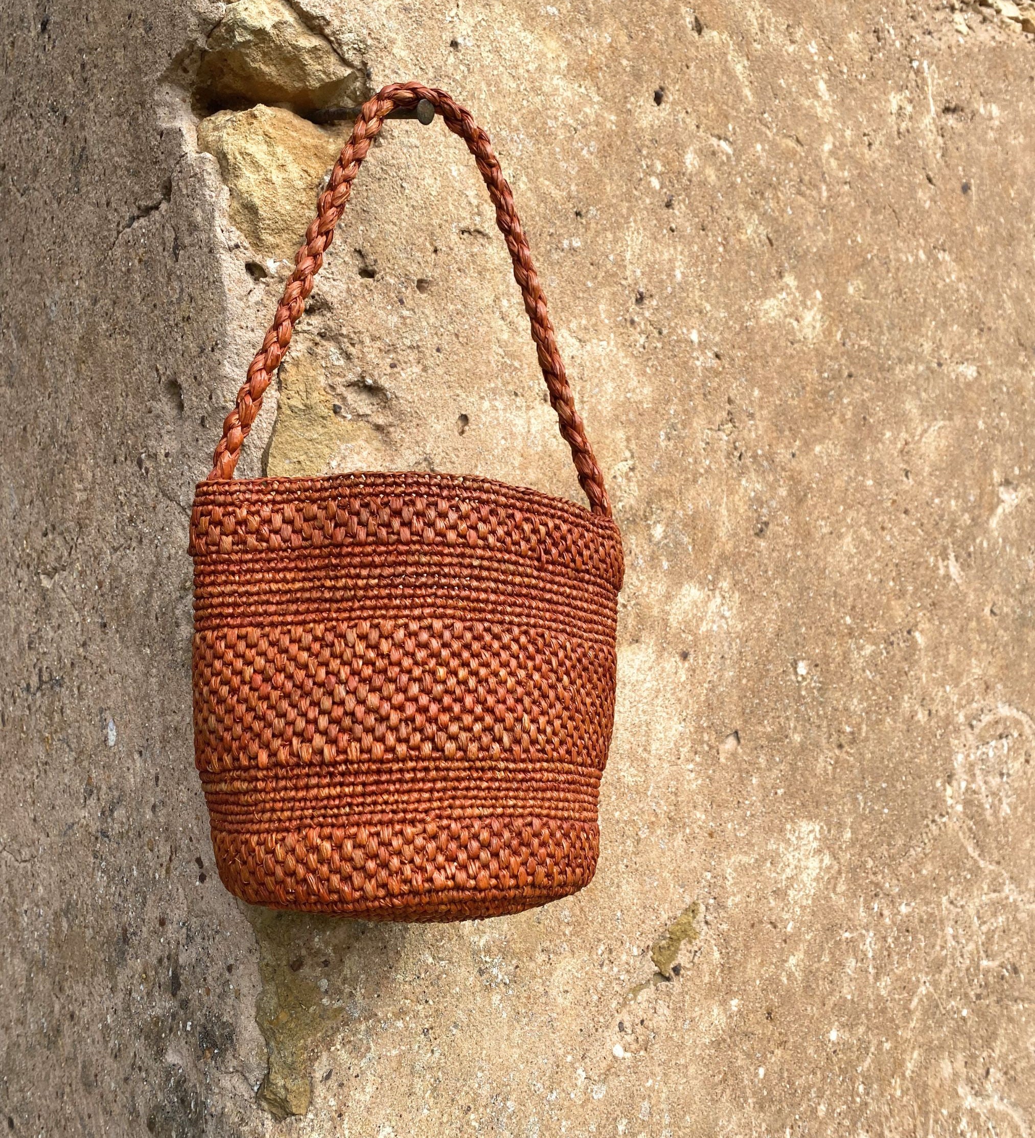 Petit sac seau en crochet de raphia terracotta fait main, vue de face