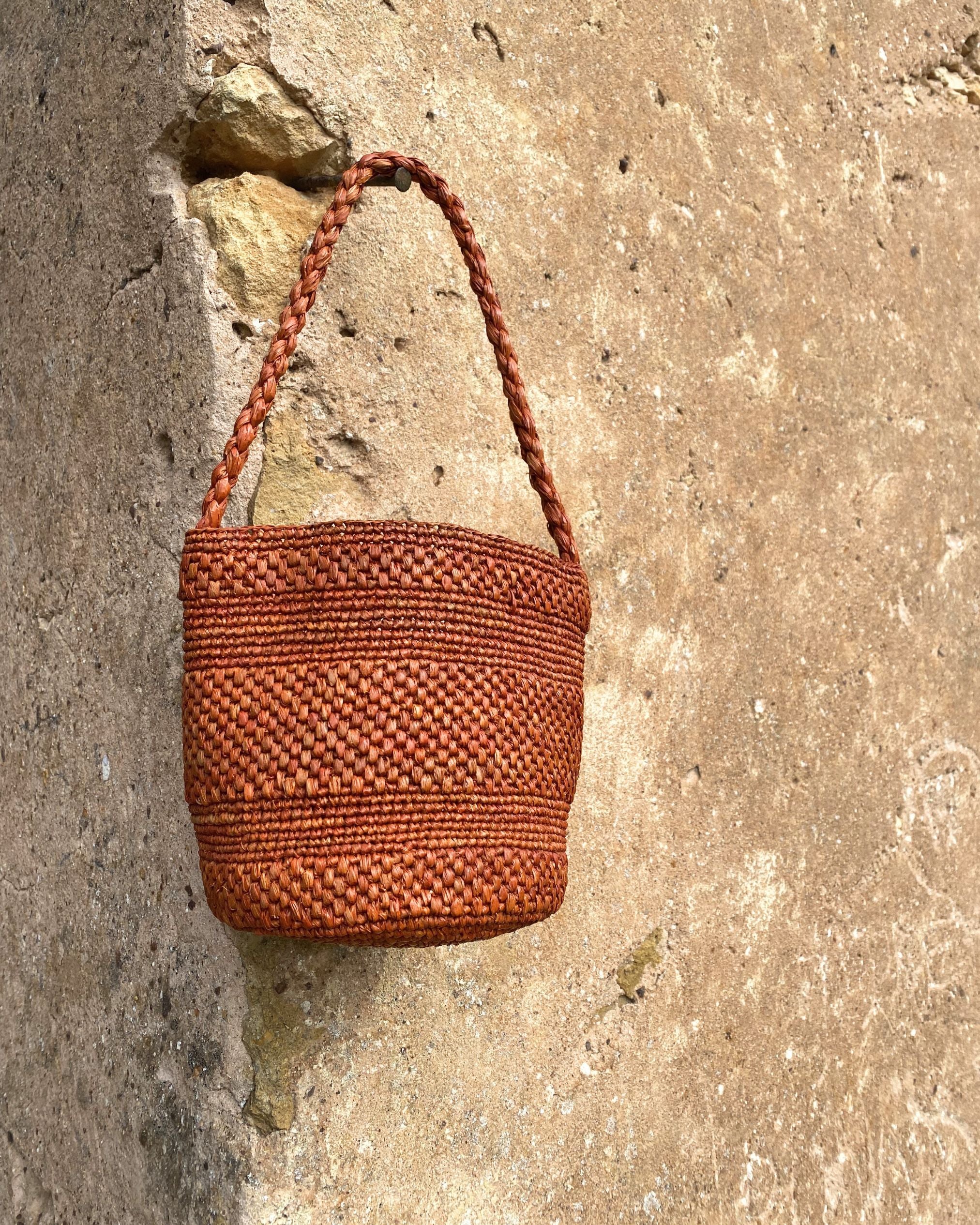 Petit sac seau en crochet de raphia terracotta fait main, vue de face