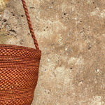 zoom sur le crochet du petit panier seau en raphia , SINY sienne