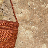 zoom sur le crochet du petit panier seau en raphia , SINY sienne