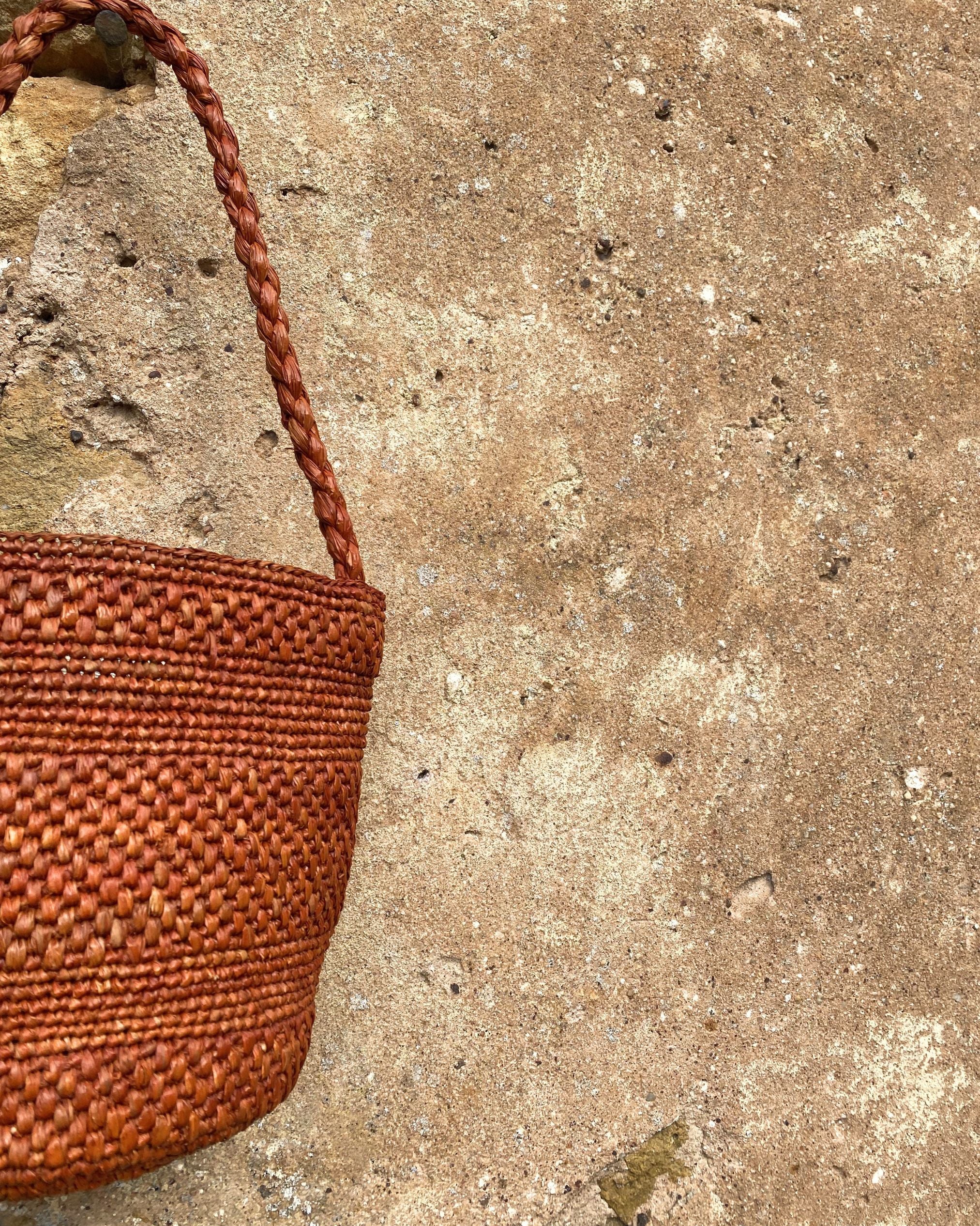 zoom sur le crochet du petit panier seau en raphia , SINY sienne