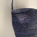 focus sur le sac en raphia SINY marine avec les nuances de couleurs
