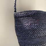 focus sur le sac en raphia SINY marine avec les nuances de couleurs