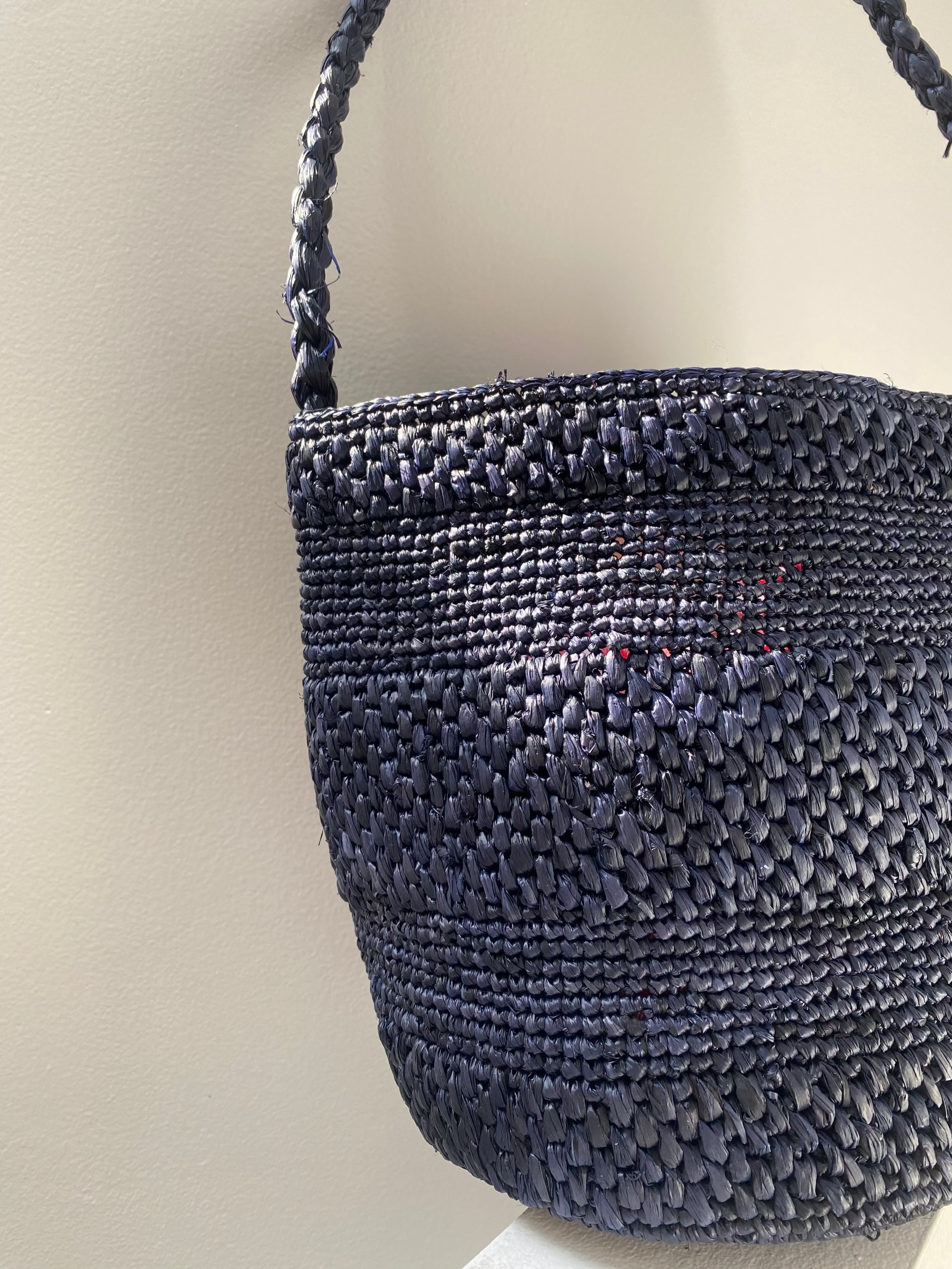 focus sur le sac en raphia SINY marine avec les nuances de couleurs
