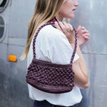 petit sac baguette chocolat en raphia boules porté avec une tenue déocntractée