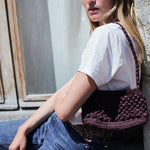 vue de profil du petit sac baguette chocolat en raphia boules 