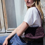 vue de profil du petit sac baguette chocolat en raphia boules 