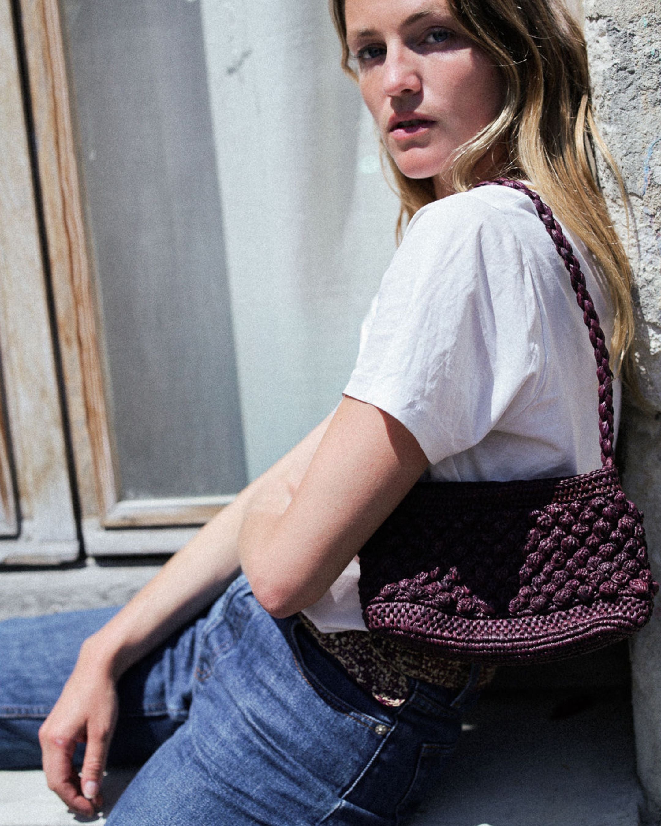 vue de profil du petit sac baguette chocolat en raphia boules 
