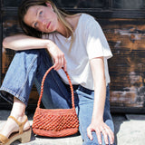 petit sac baguette en raphia boules couleur terracotta