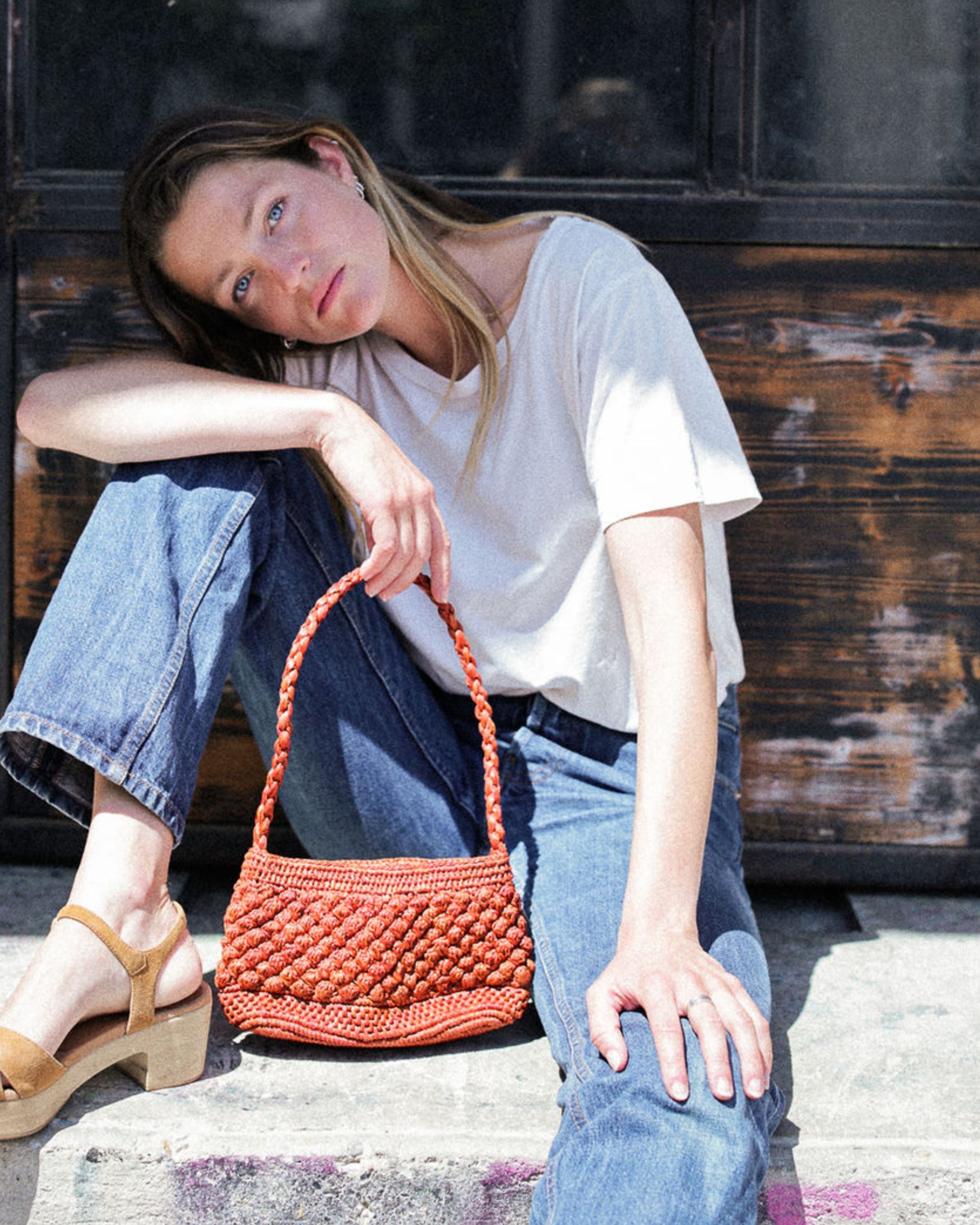 petit sac baguette en raphia boules couleur terracotta