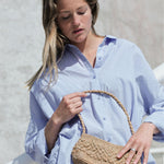 petit sac baguette en raphia boules couleur thé 