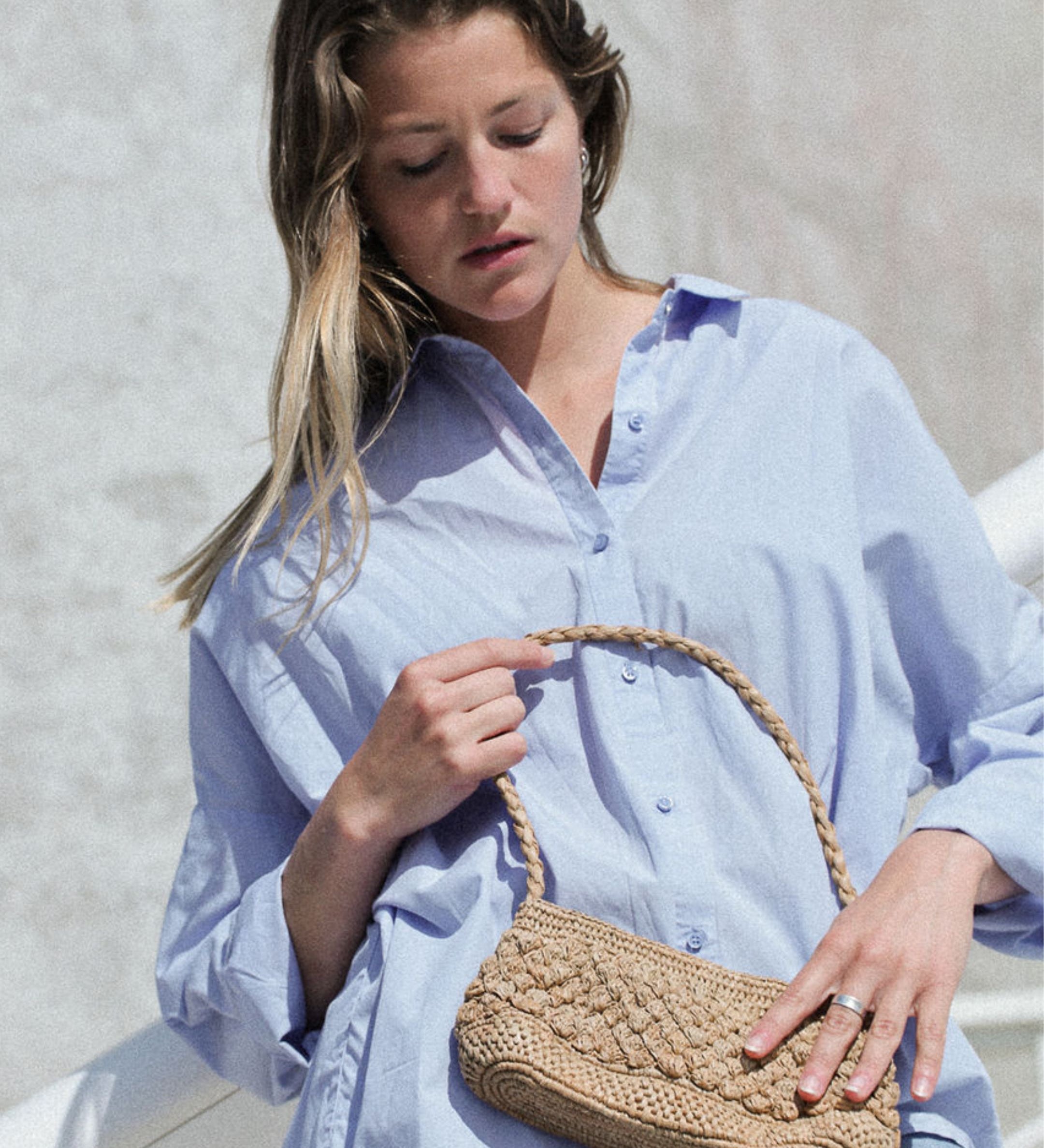 petit sac baguette en raphia boules couleur thé 
