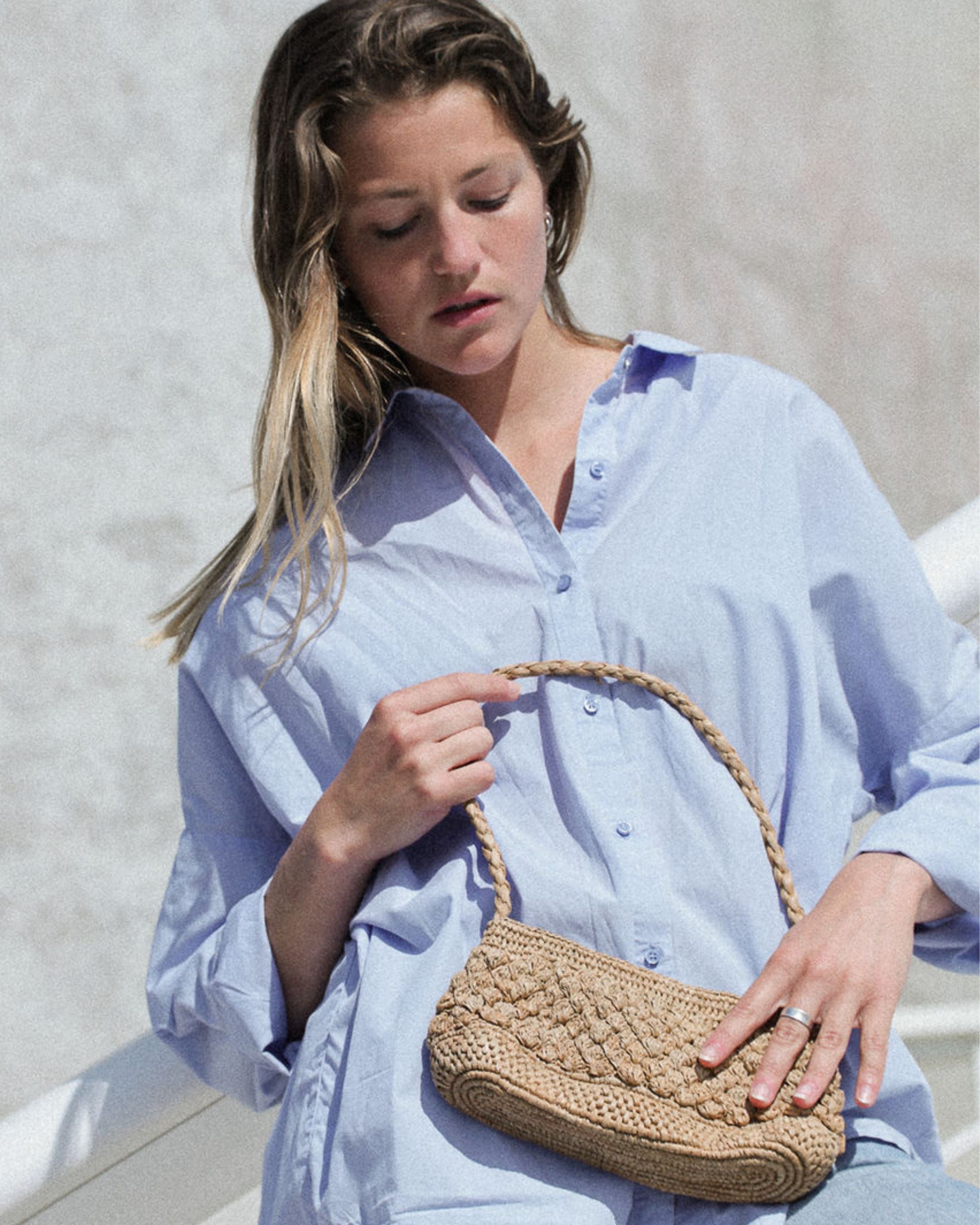 petit sac baguette en raphia boules couleur thé 