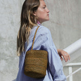 petit sac seau en crochet de raphia vert automne porté à l'épaule