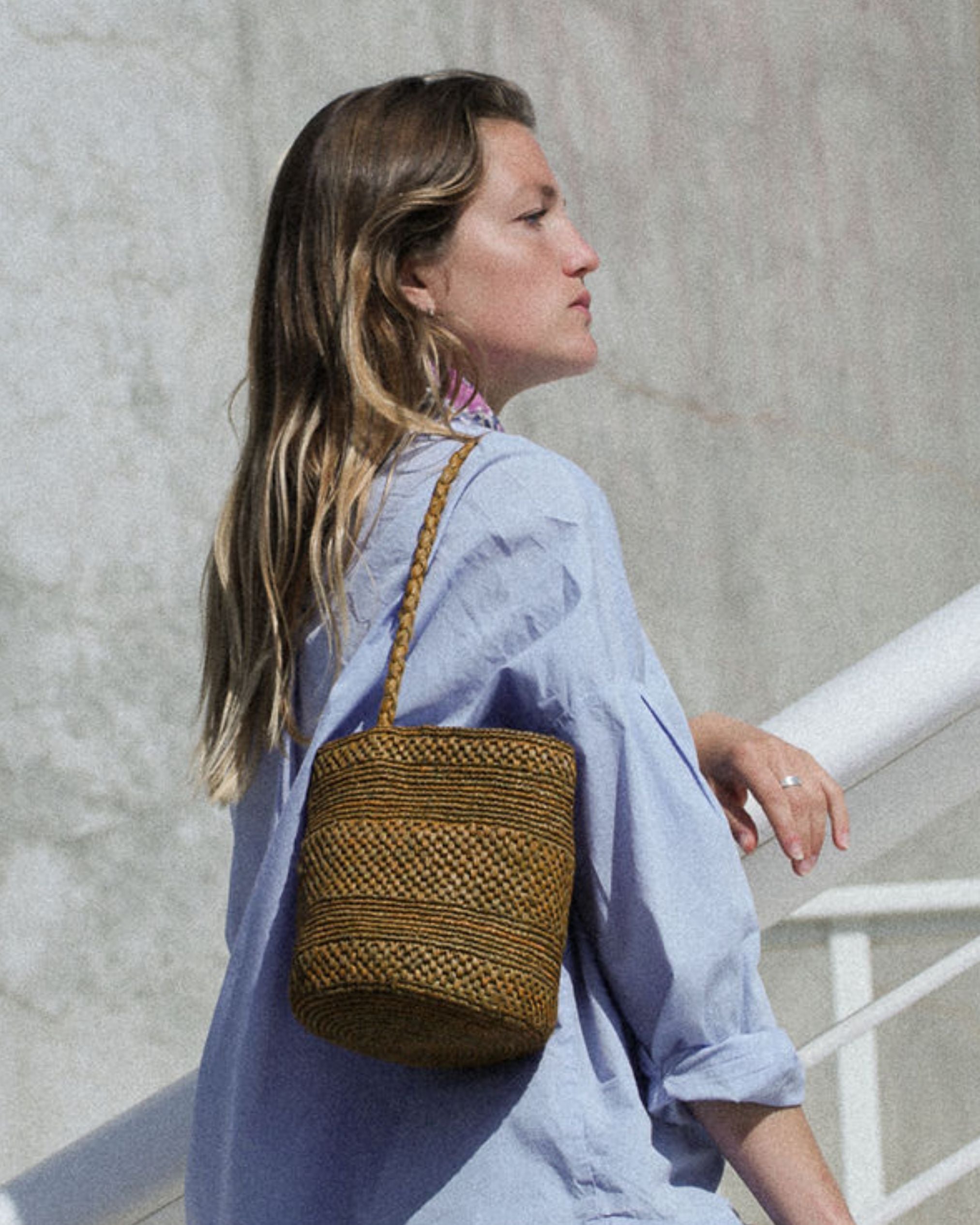 petit sac seau en crochet de raphia vert automne porté à l'épaule