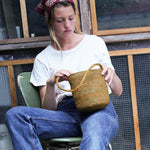 petit sac seau en raphia vert automne porté avec une tenue de ville