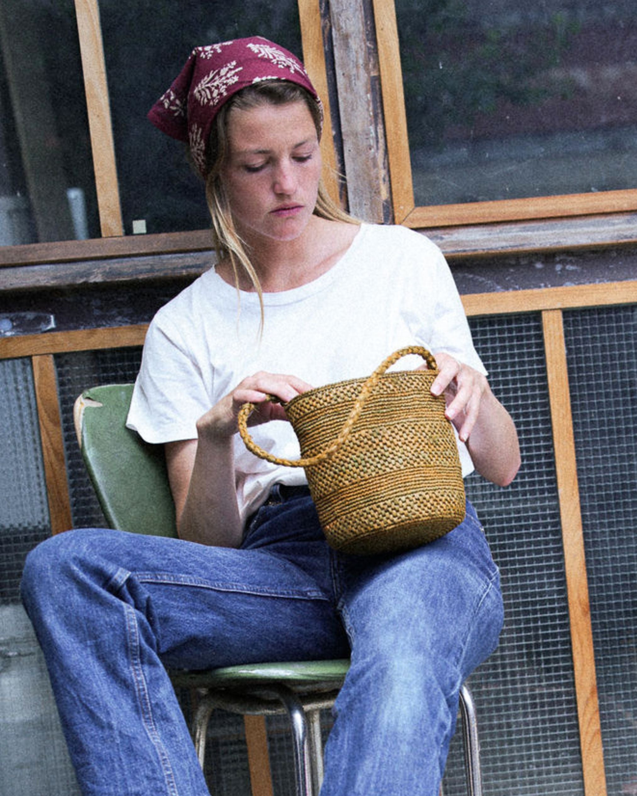 petit sac seau en raphia vert automne porté avec une tenue de ville