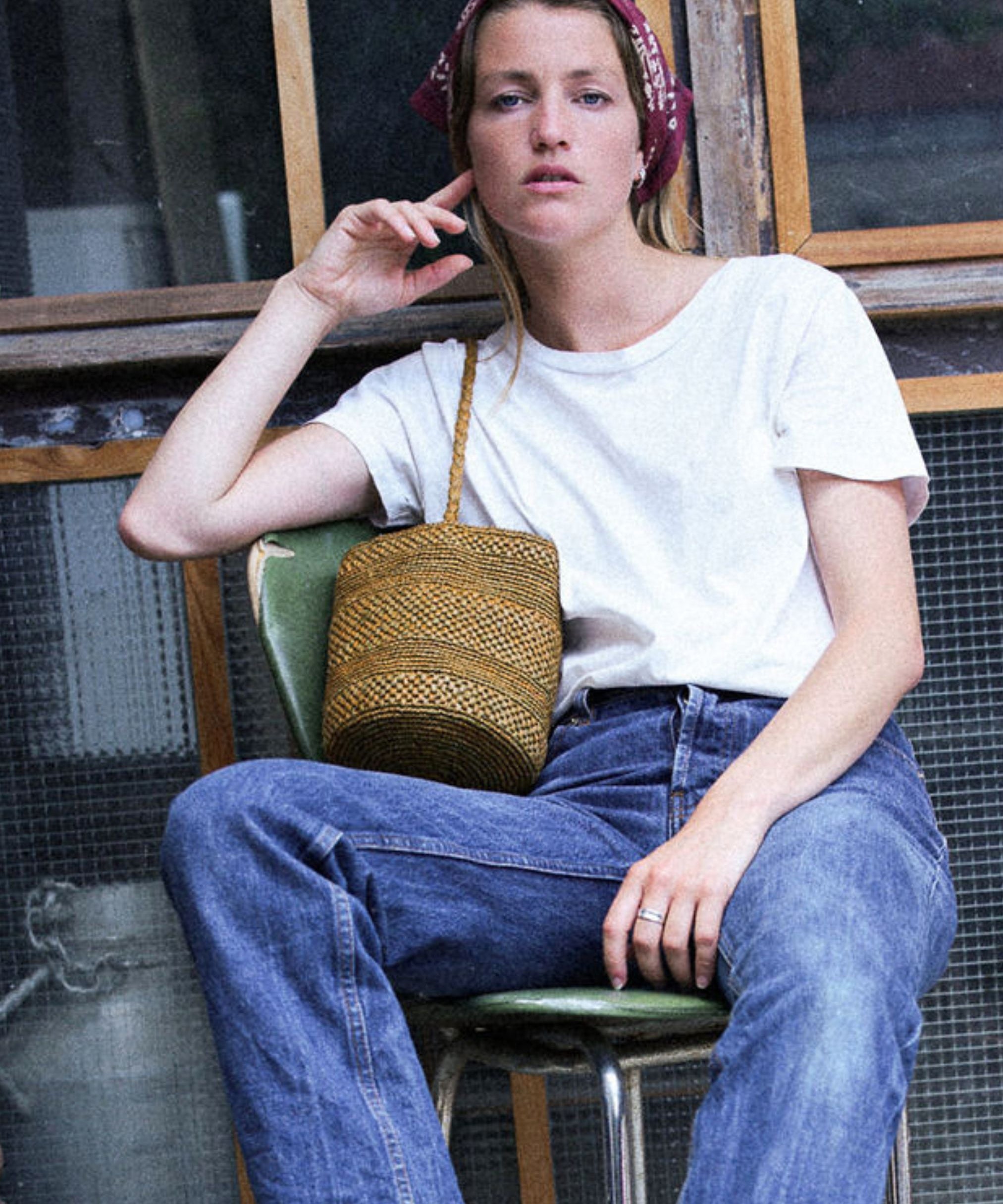 petit sac seau en raphia kaki porté avec un jean 