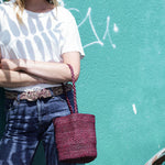 zoom sur le sac seau en crochet de raphia bordeaux