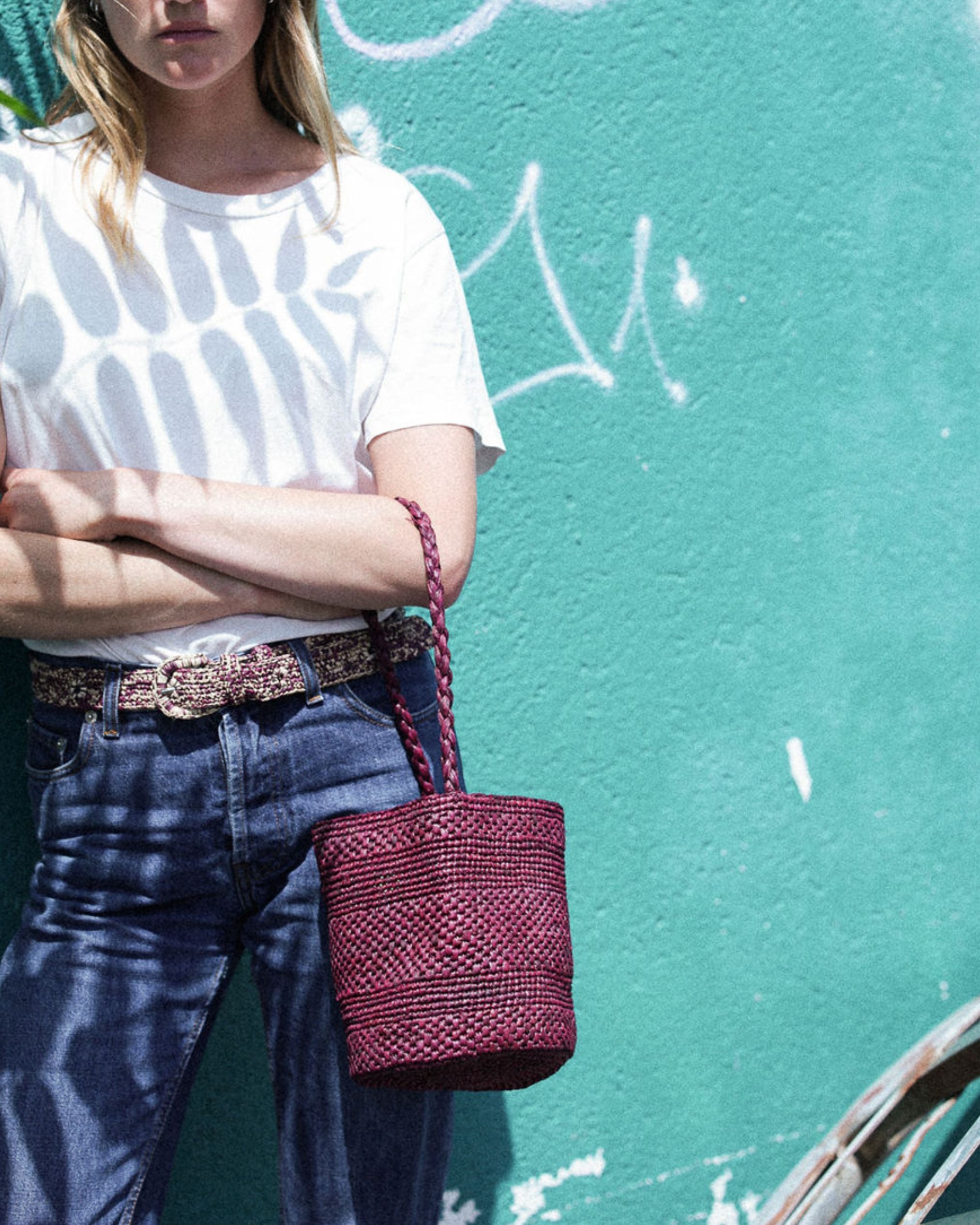 zoom sur le sac seau en crochet de raphia bordeaux