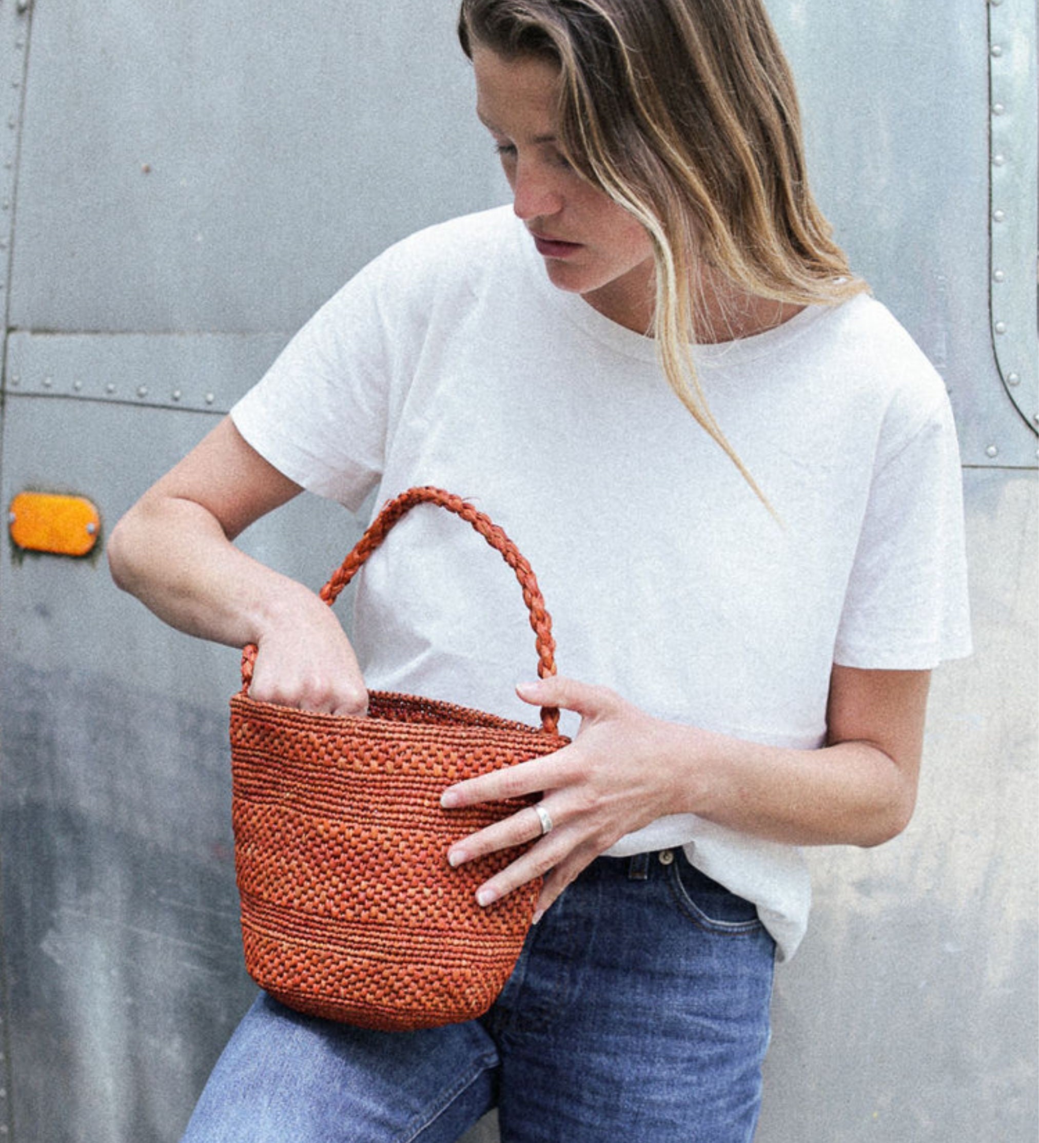 petit sac seau en raphia terracotta porté avec une tenue de ville