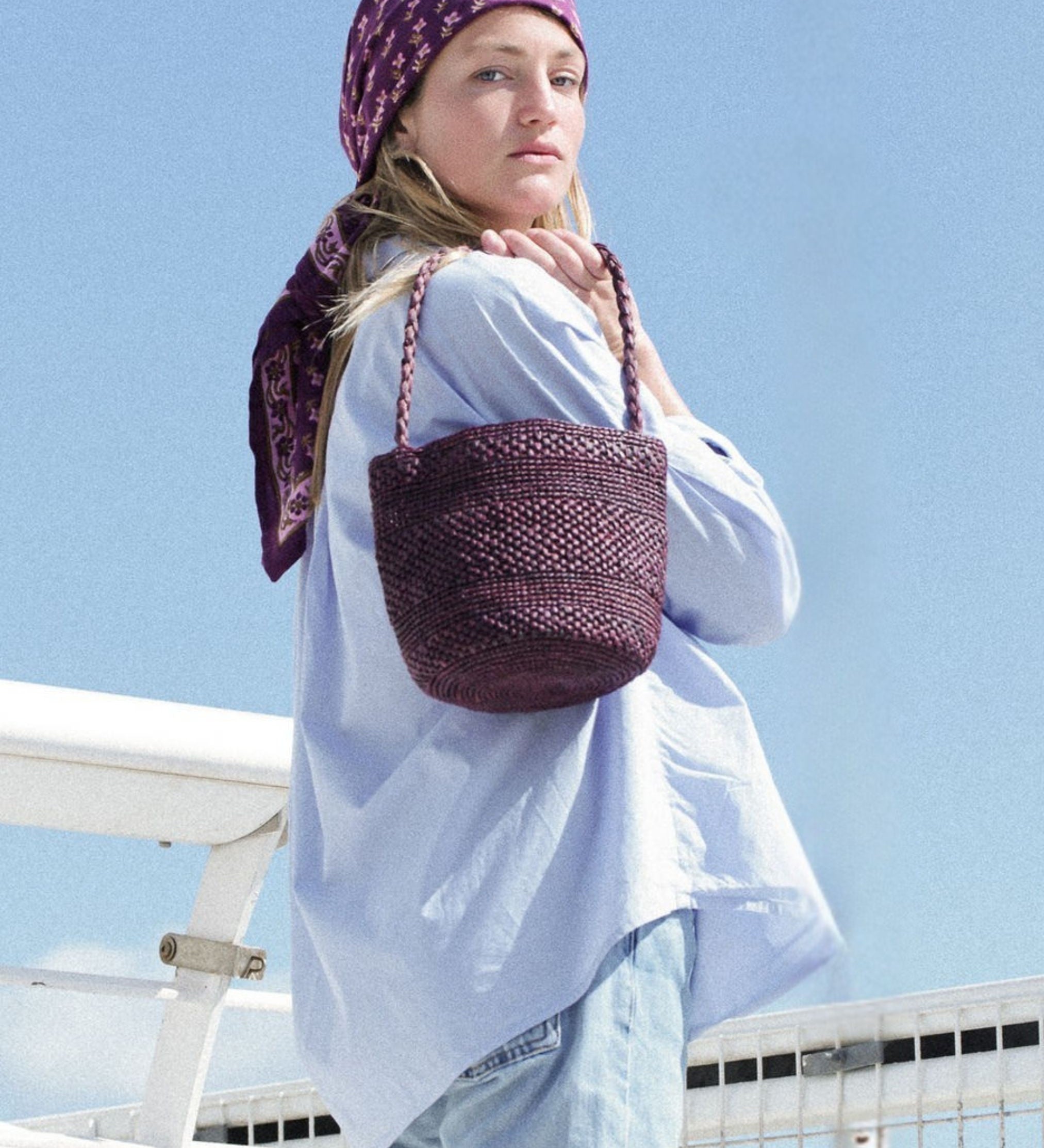 petit sac seau chocolat en raphia porté à l'épaule