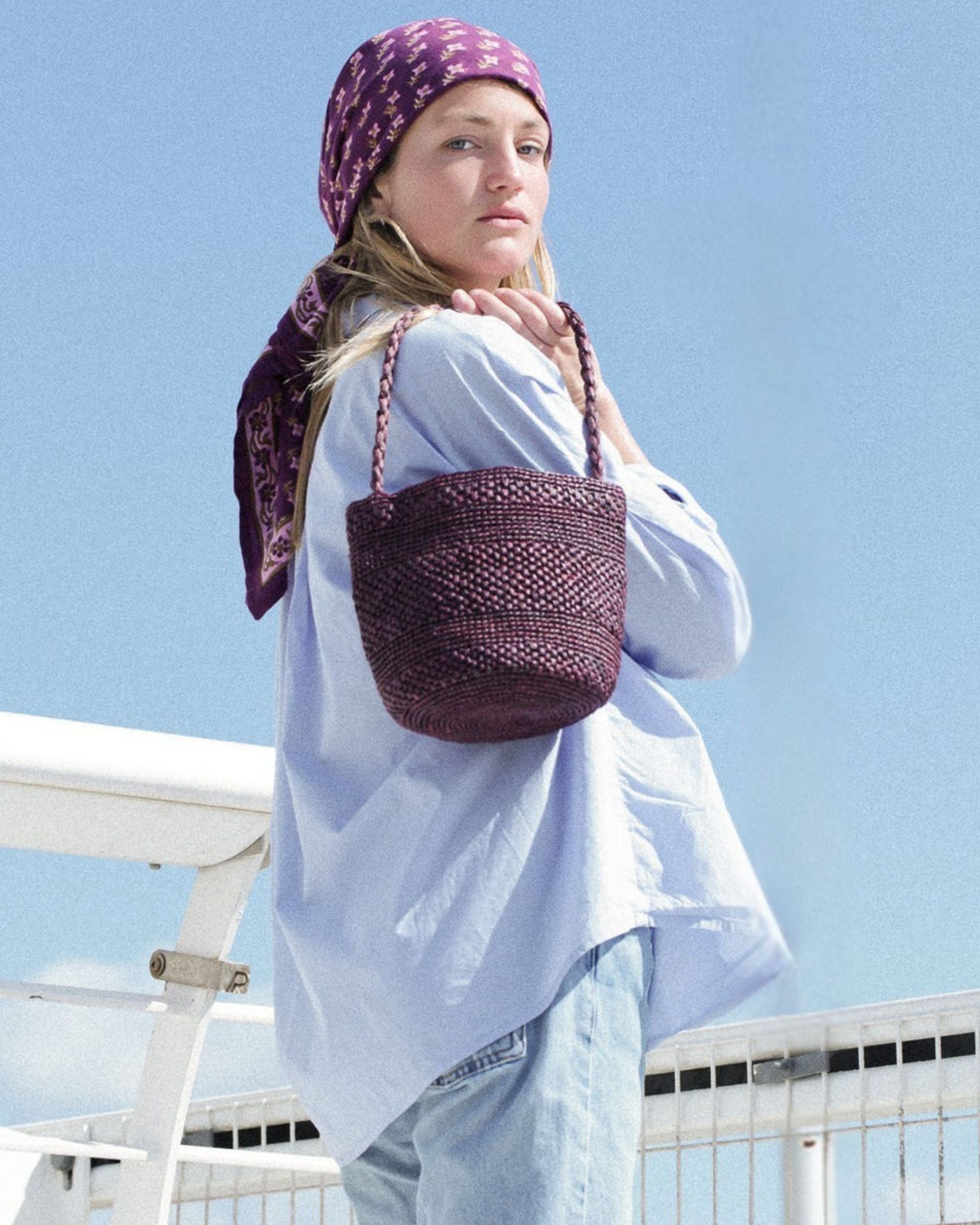 petit sac seau chocolat en raphia porté à l'épaule
