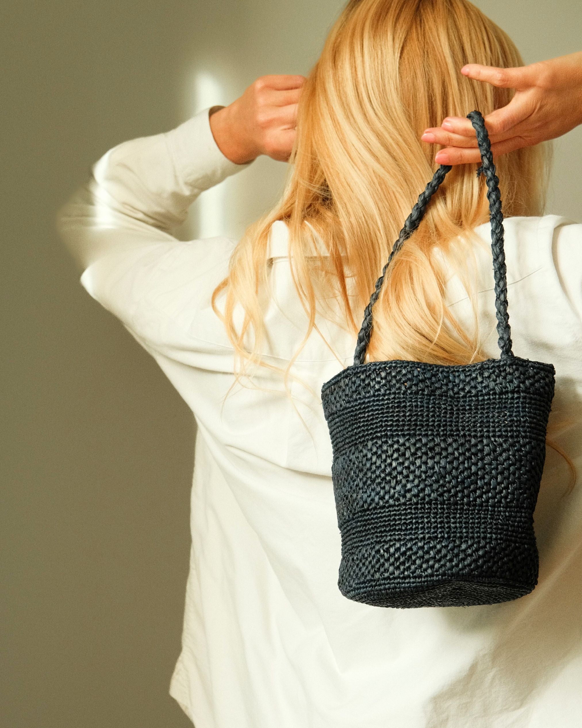 sac seau bleu marine en crochet de raphia fait main, SINY