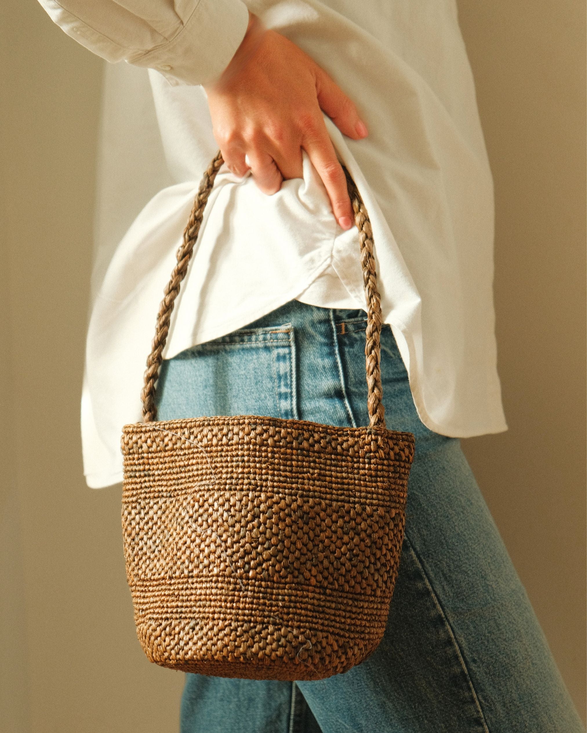 petit sac seau marron en raphia fait main 