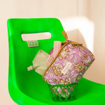 petite trousse en coton matelassé rempli de produits de beauté et hygiène