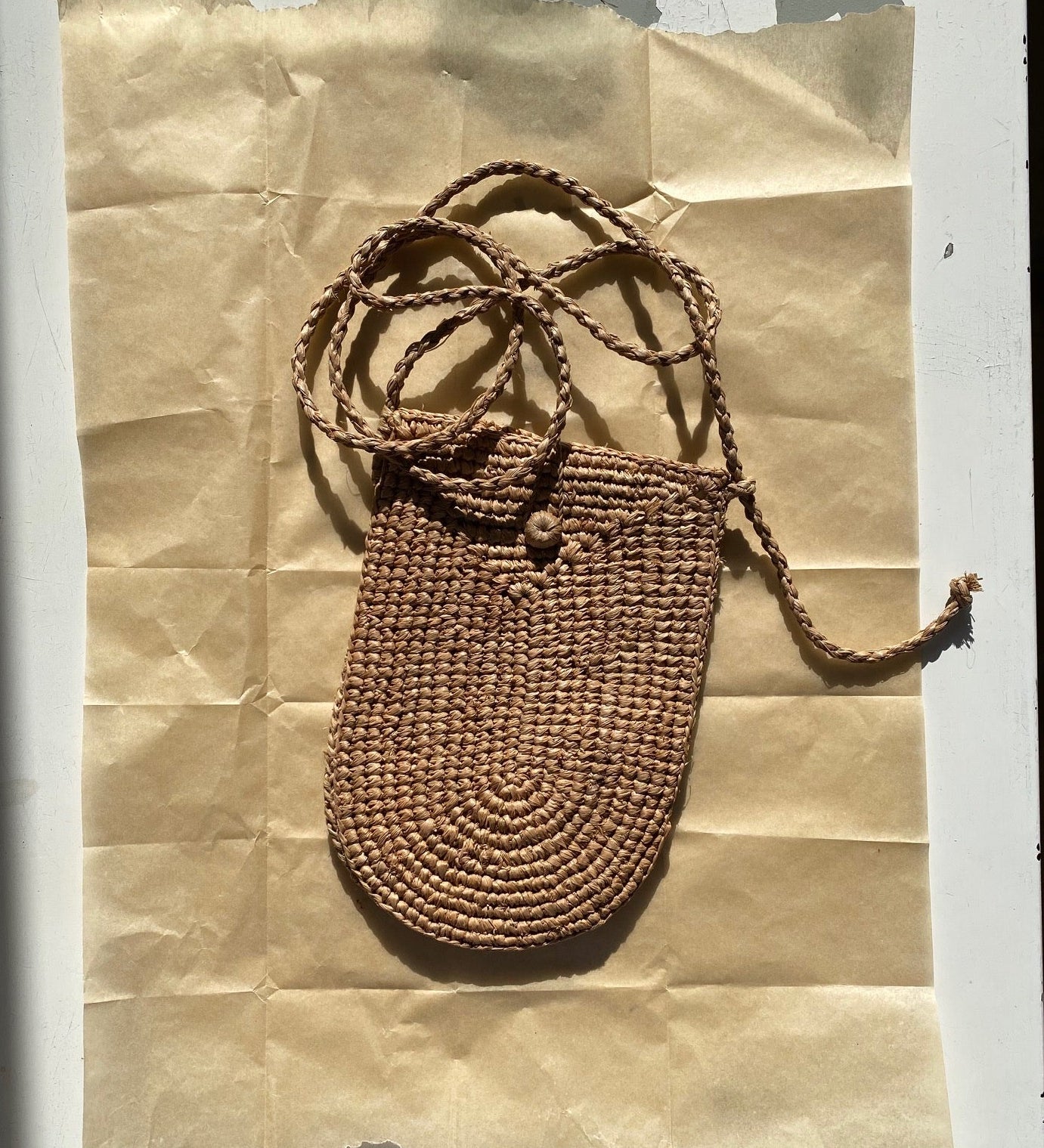 pochette à bandoulière ajustable pour téléphone en raphia beige