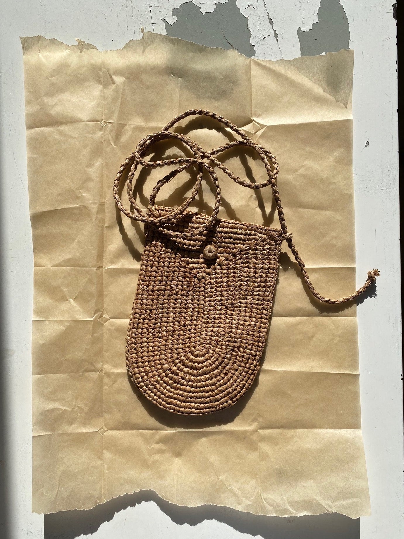 pochette à bandoulière ajustable pour téléphone en raphia beige