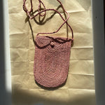 pochette à bandoulière ajustable pour téléphone en raphia rose blush