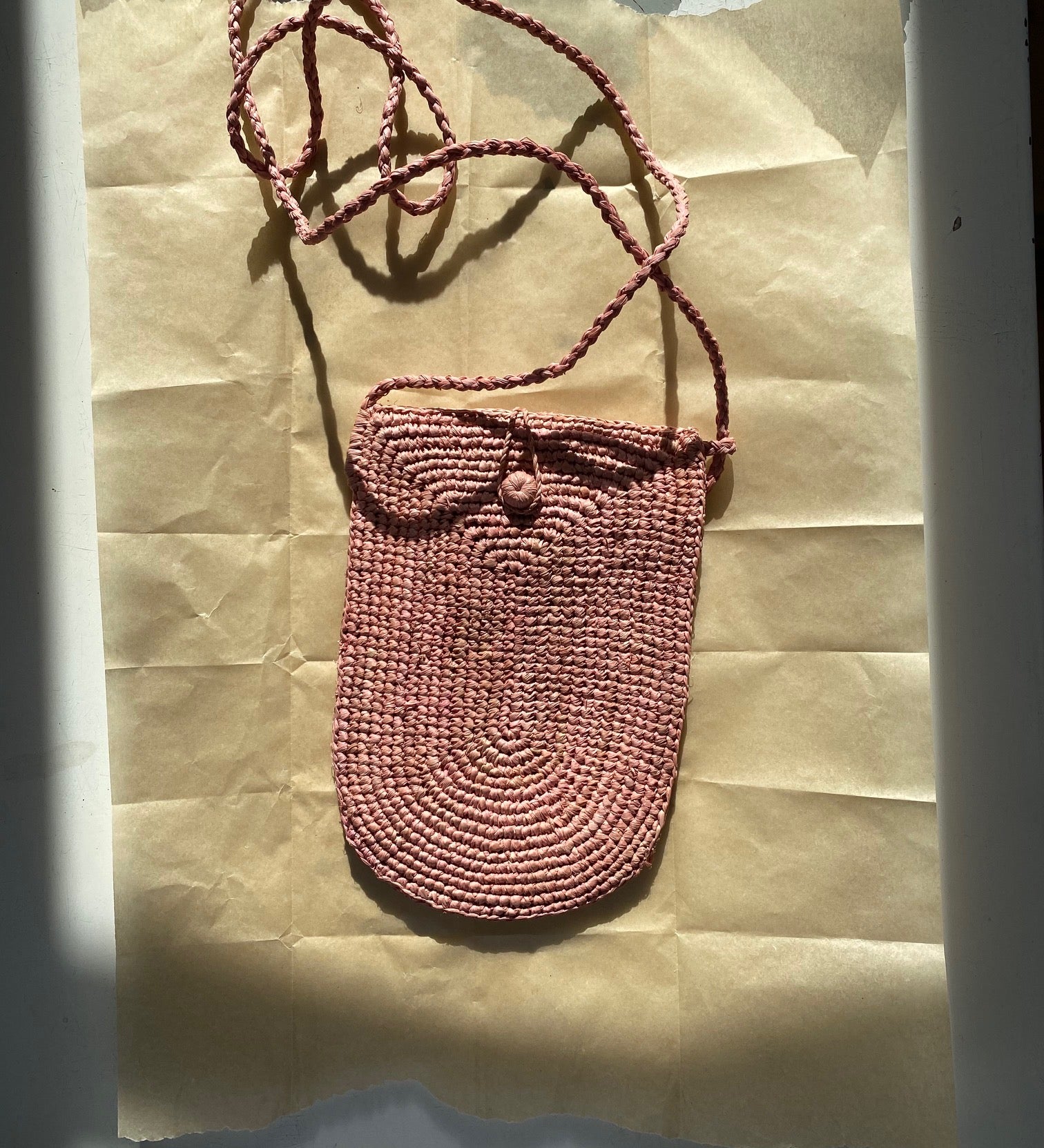pochette à bandoulière ajustable pour téléphone en raphia rose blush