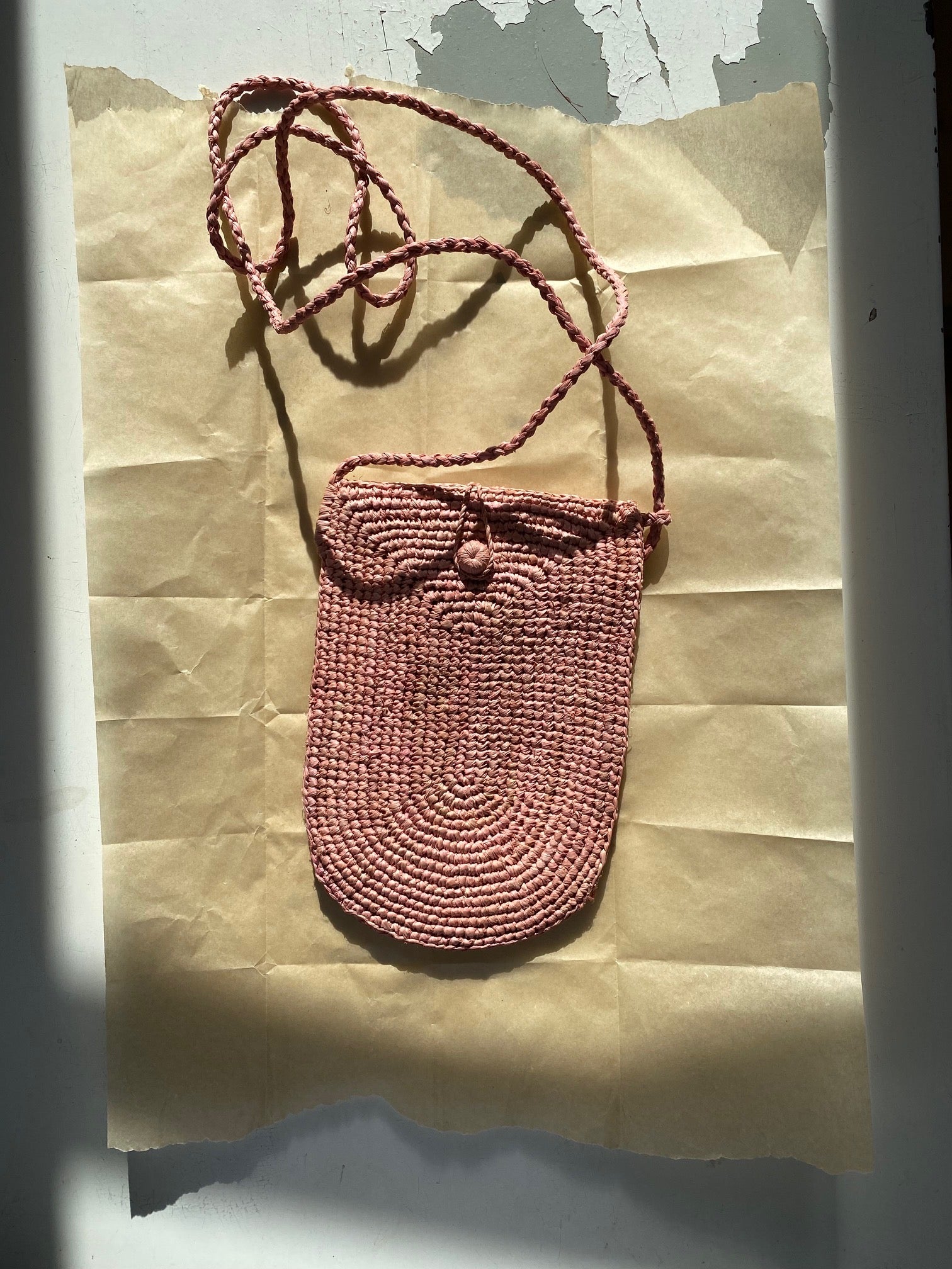 pochette à bandoulière ajustable pour téléphone en raphia rose blush