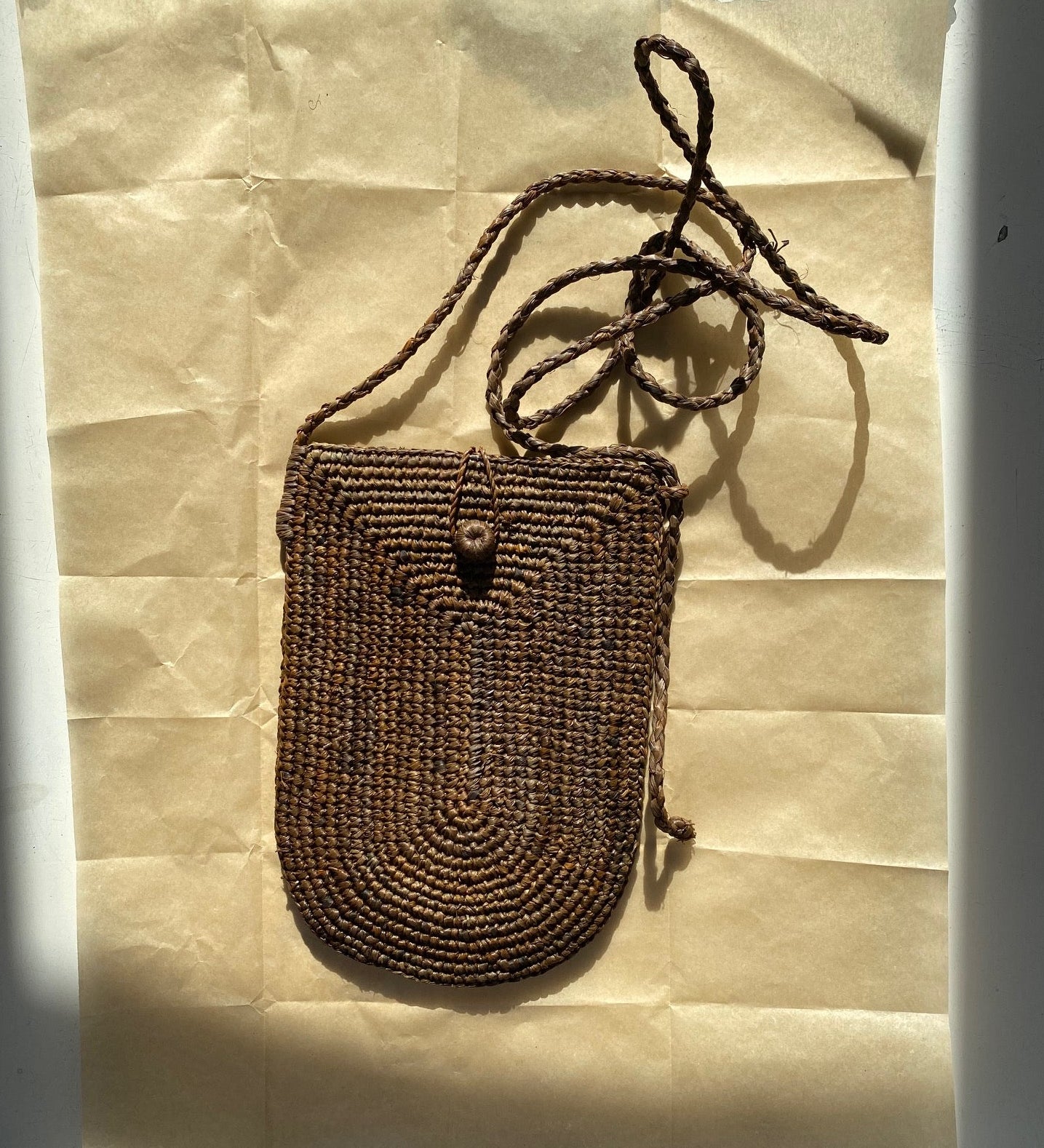 pochette à bandoulière ajustable pour téléphone en raphia marron