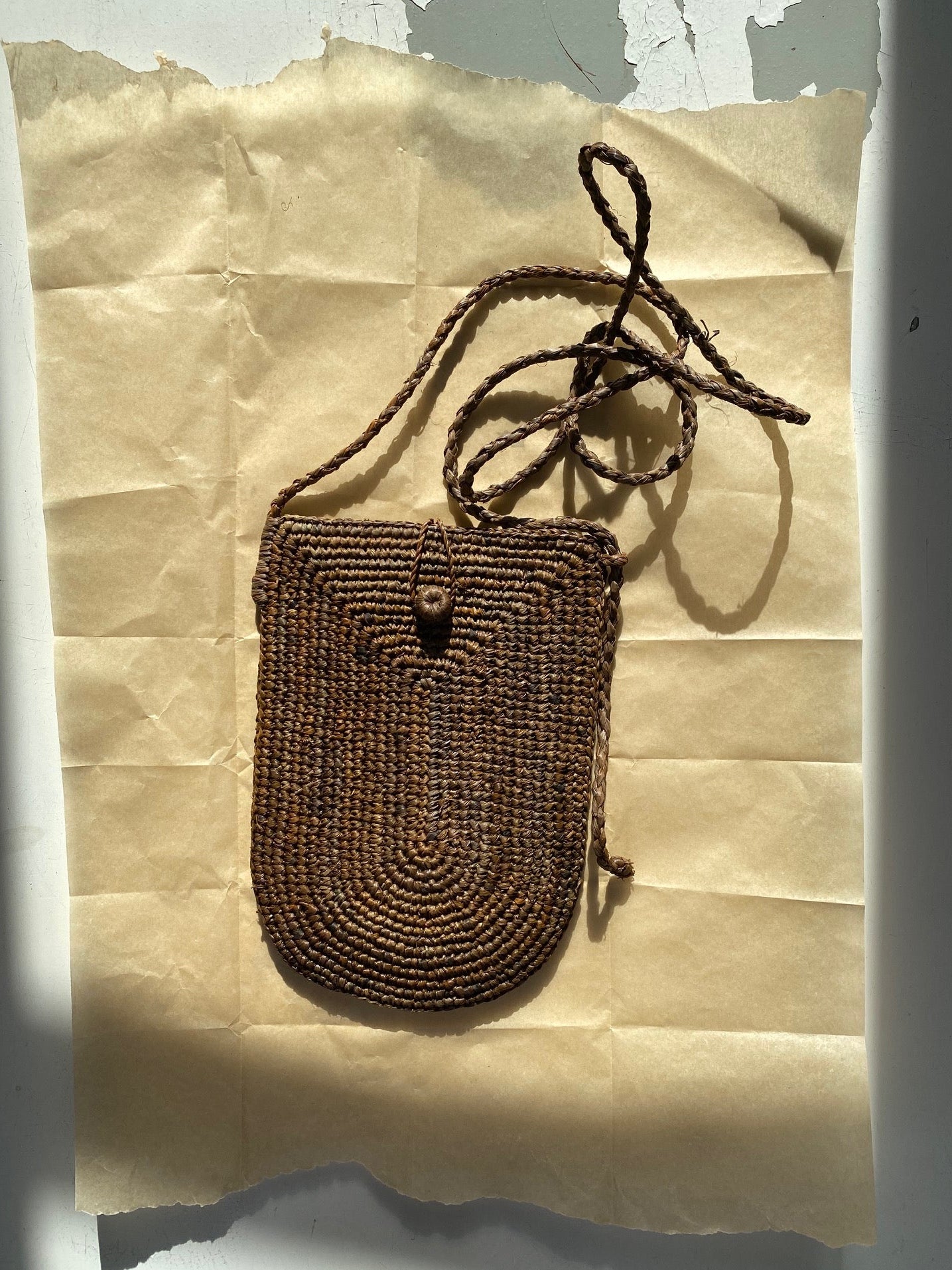 pochette à bandoulière ajustable pour téléphone en raphia marron