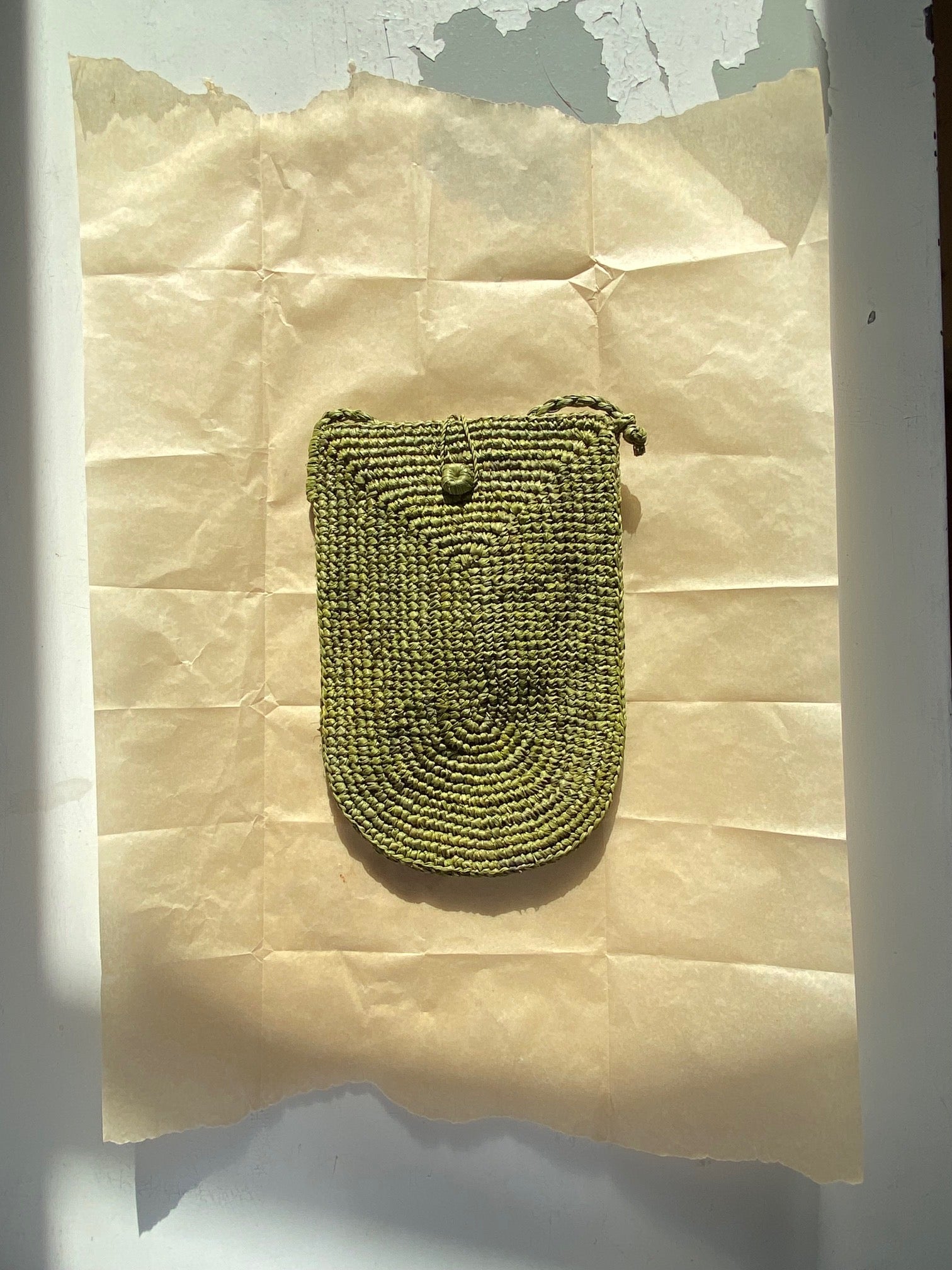 pochette à bandoulière ajustable pour téléphone en raphia vert pistache