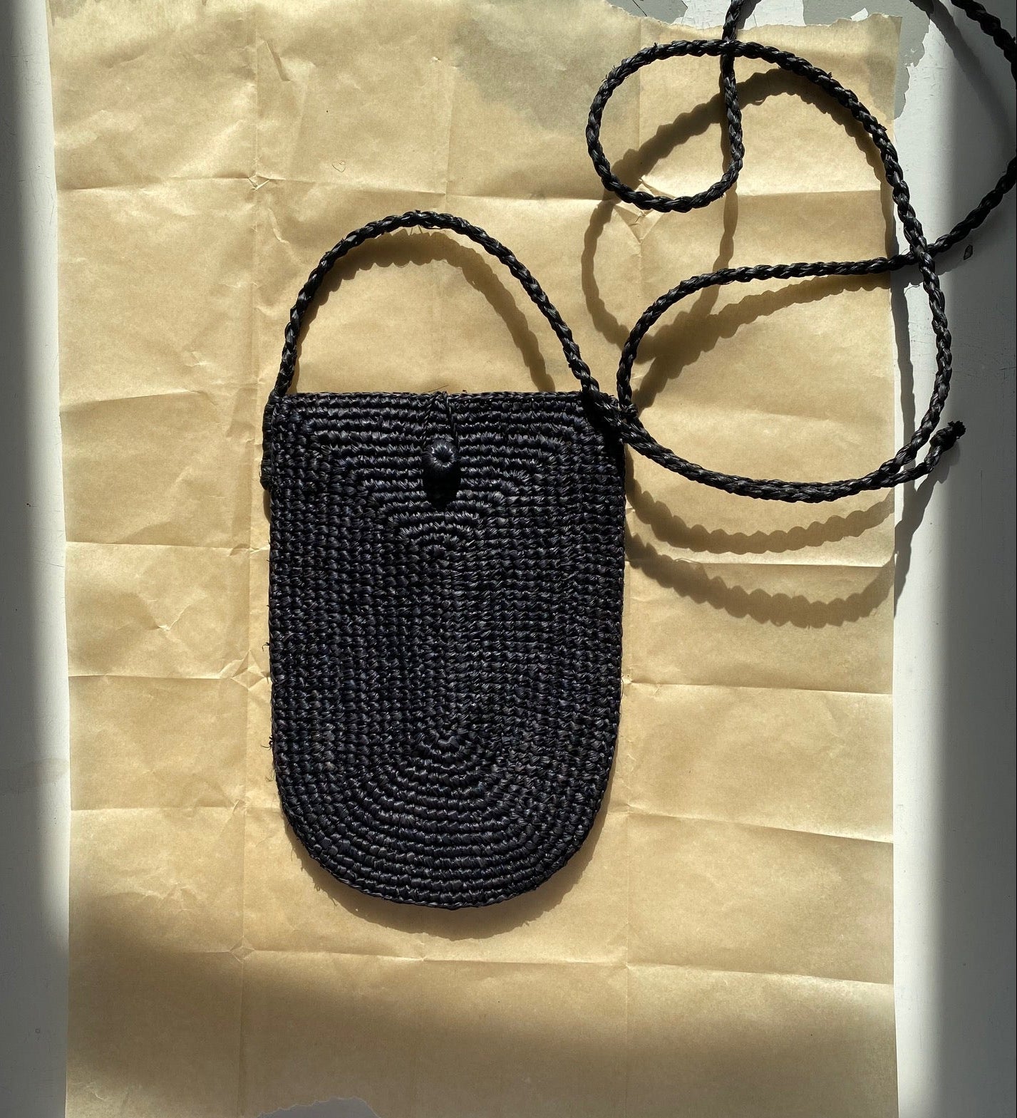 pochette noire à bandoulière ajustable pour téléphone en raphia 