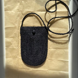 pochette noire à bandoulière ajustable pour téléphone en raphia 