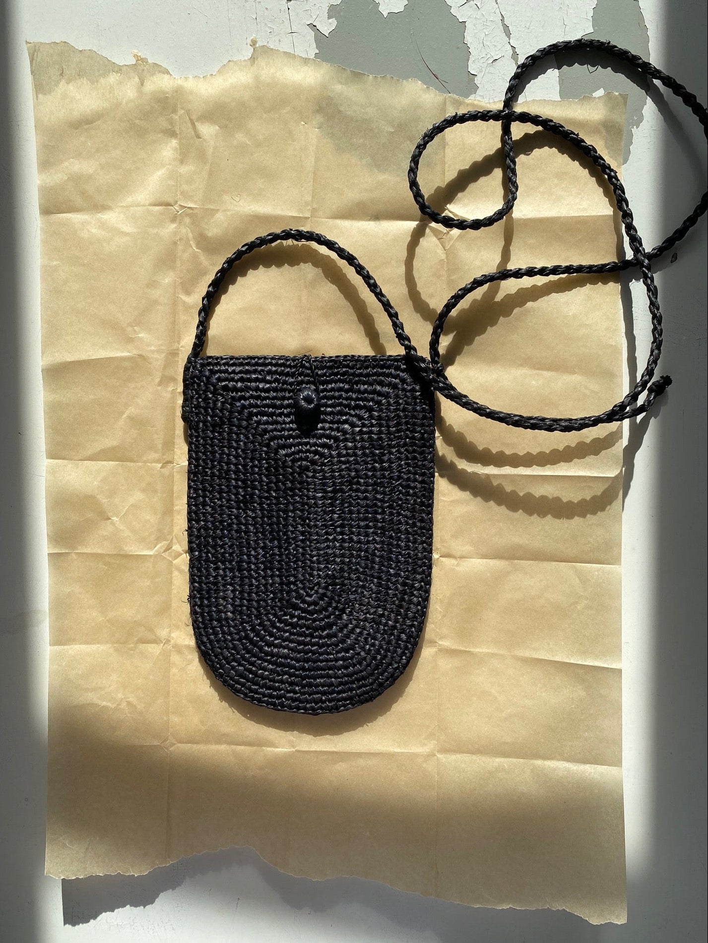 pochette noire à bandoulière ajustable pour téléphone en raphia 