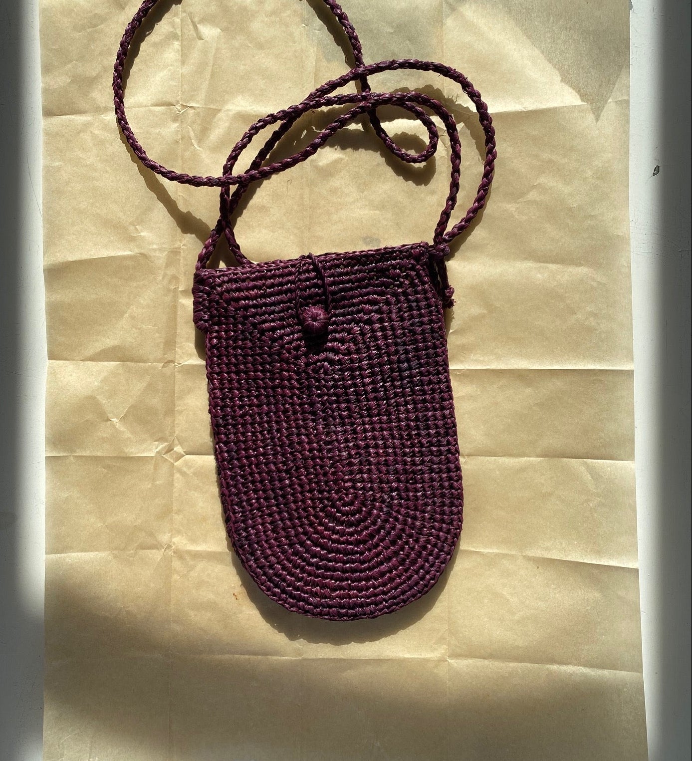 pochette à bandoulière ajustable pour téléphone en raphia bordeaux 