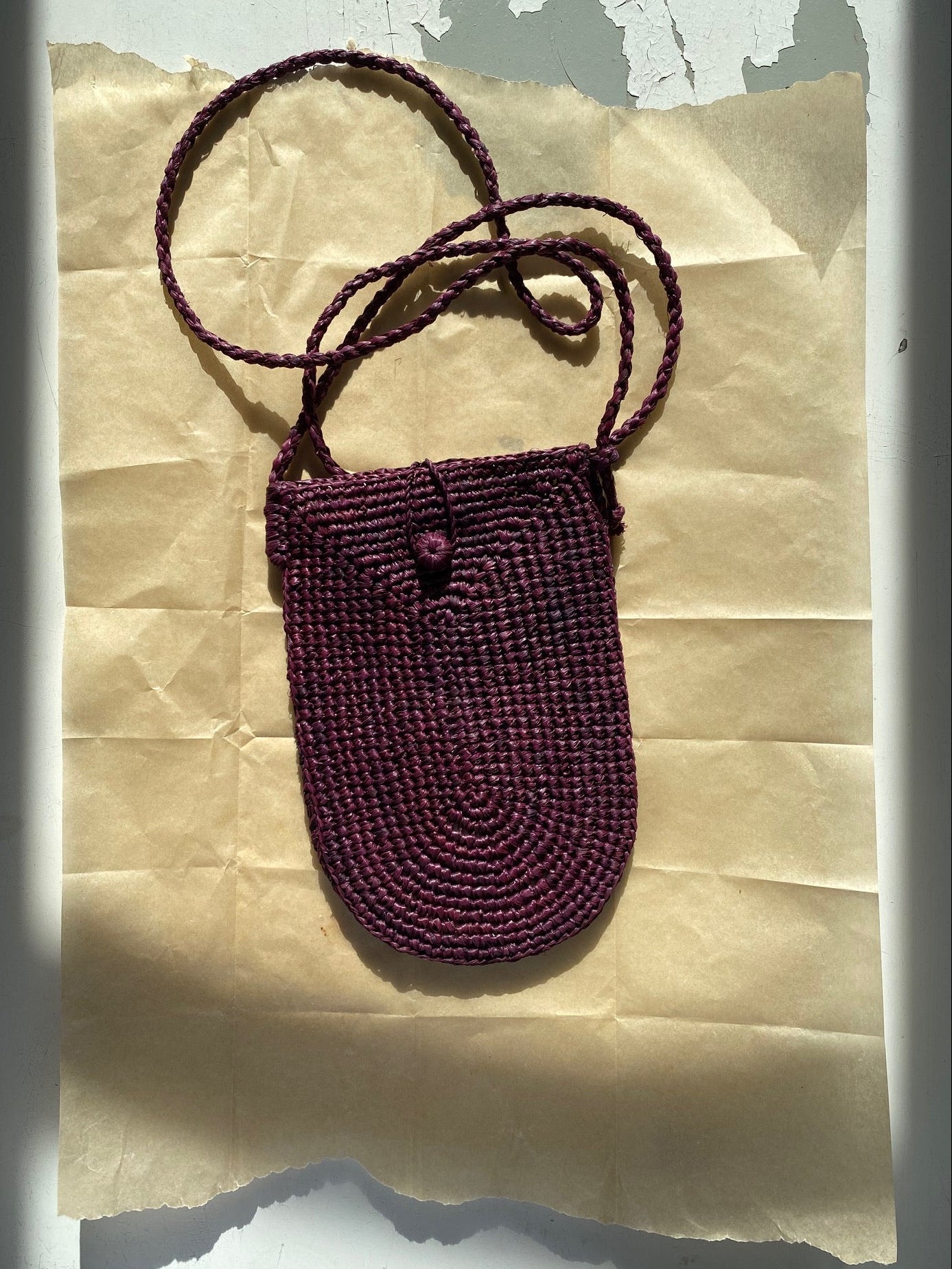 pochette à bandoulière ajustable pour téléphone en raphia bordeaux 