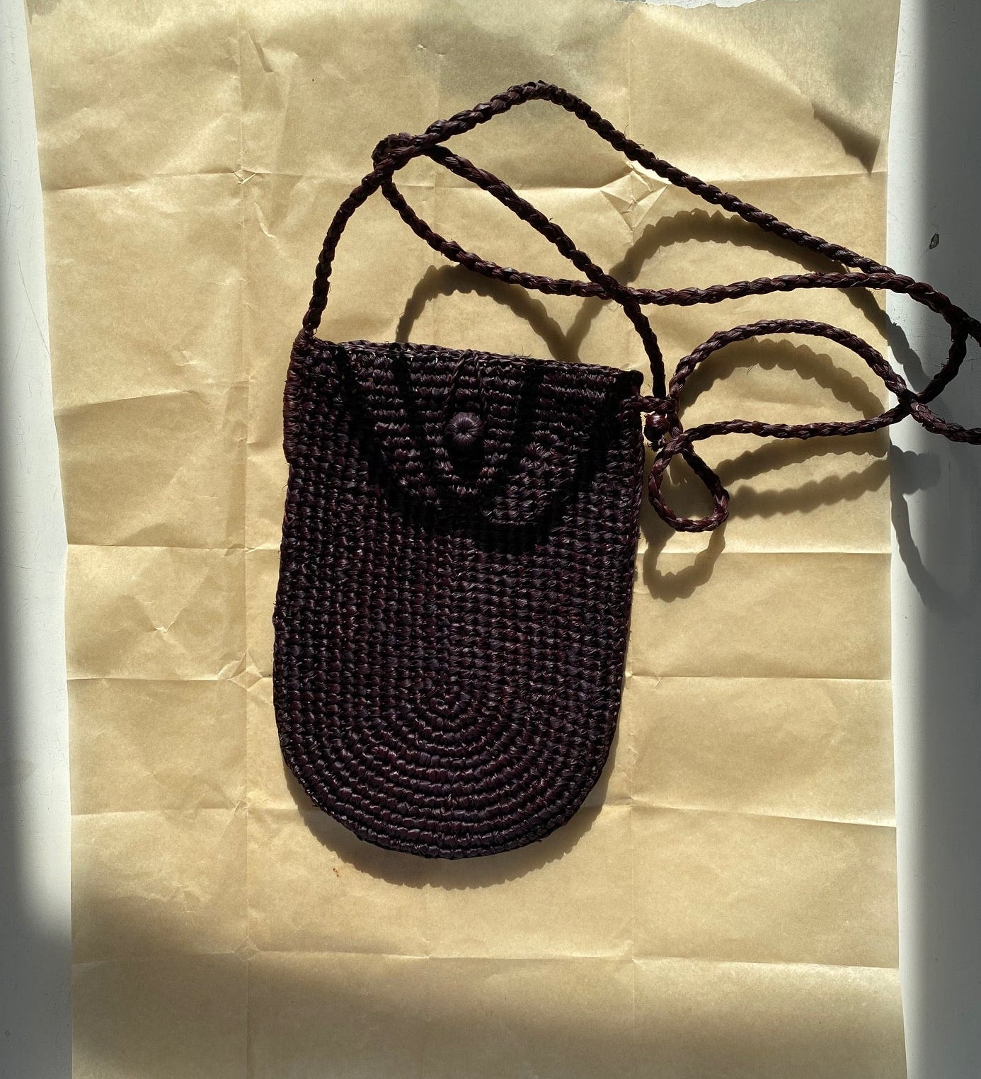 pochette à bandoulière ajustable pour téléphone en raphia chocolat