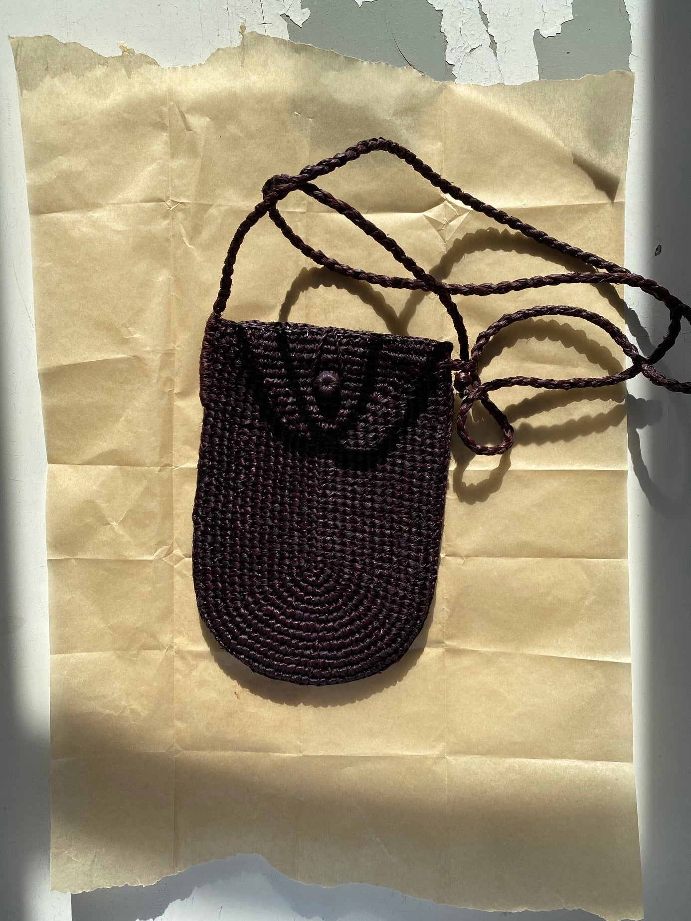 pochette à bandoulière ajustable pour téléphone en raphia chocolat