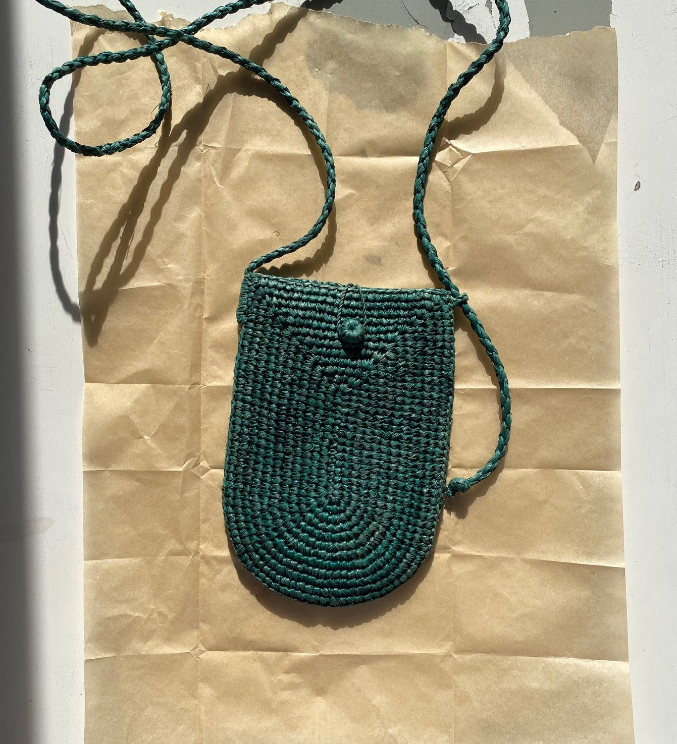 Pochette à bandoulière pour téléphone  et lunettes en raphia vert 