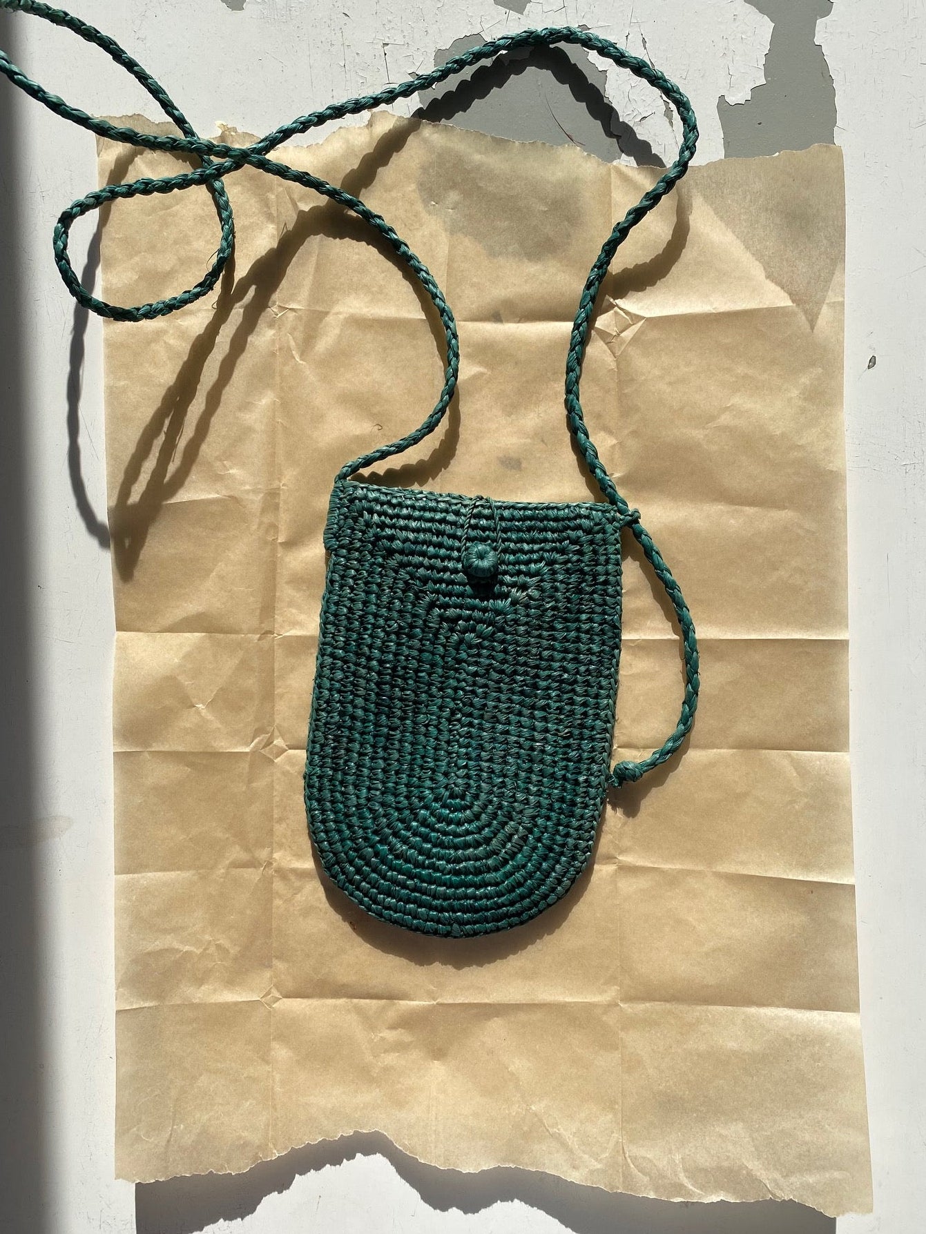 Pochette à bandoulière pour téléphone  et lunettes en raphia vert 