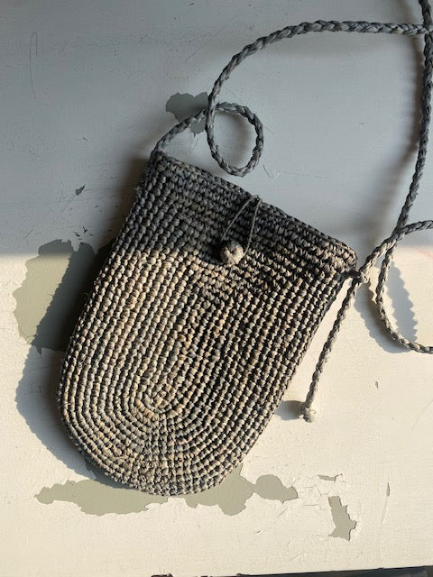 zoom sur la pochette à bandoulière ajustable pour téléphone en raphia bleu écume